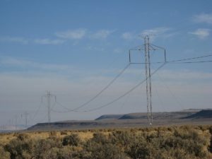 Foto de líneas eléctricas en el desierto de Nevada